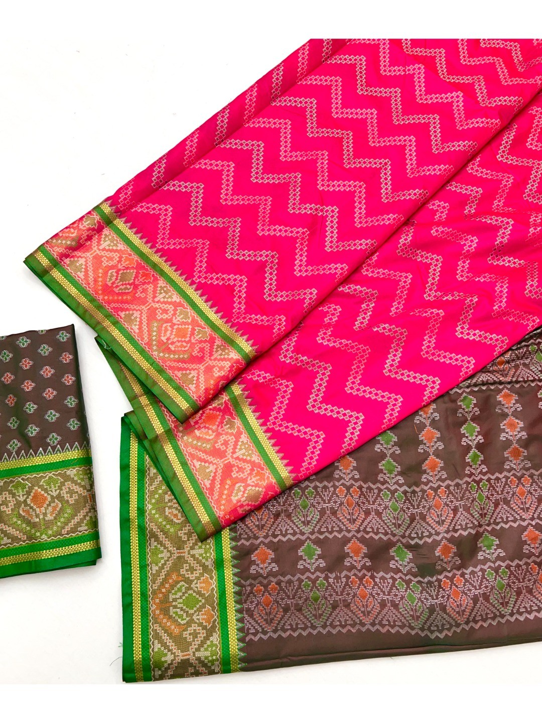 Pink Art Silk Saree with Chevron Print and Contrast Green Woven Border - Image 2