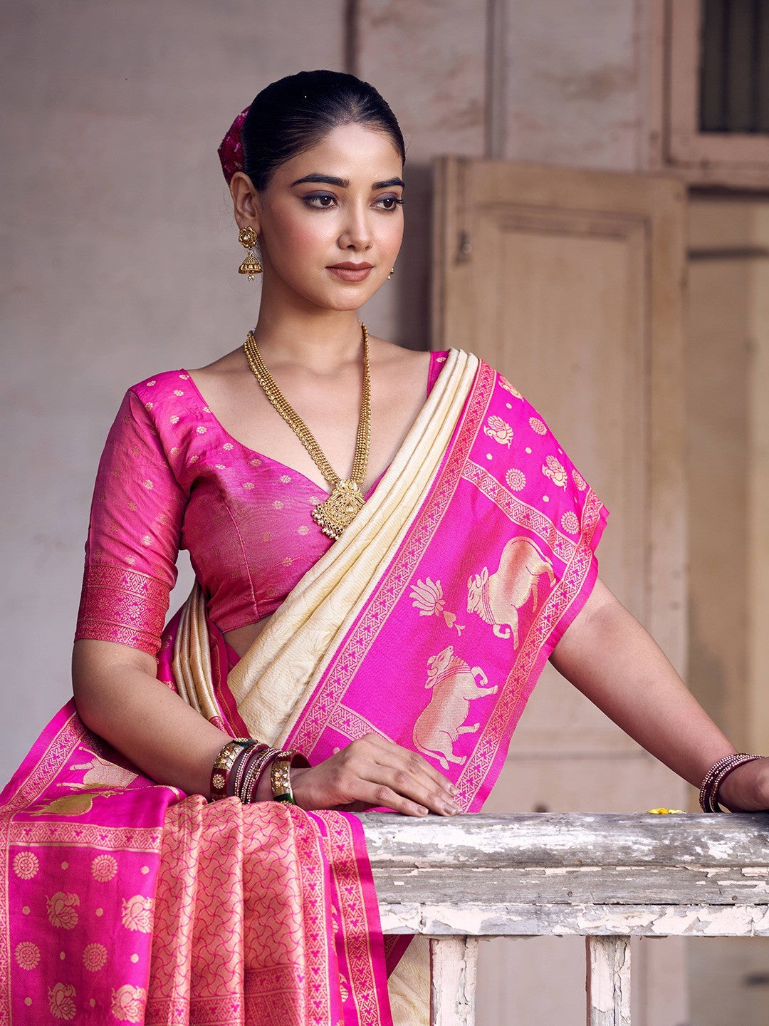 Premium Cream Geometric & Animal Motif Weaving Saree With Decorative Tassel Pallu - Image 4