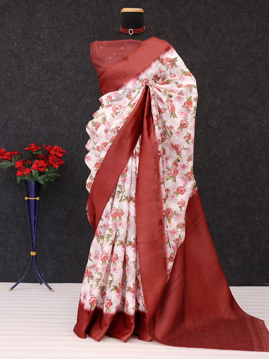 White & Maroon Floral Digital Printed Silk Blend Lucknowi Saree With Jacquard Woven Border & Pallu - Image 4