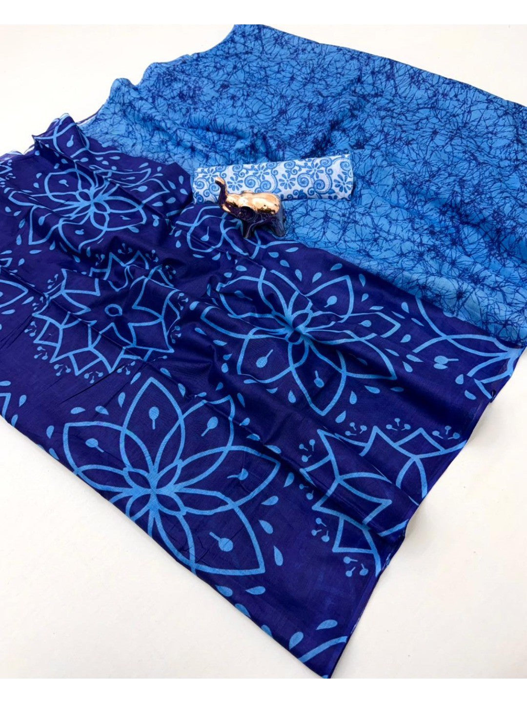 Sophisticated Blue Floral Printed Mulmul Cotton Saree With Unique Abstract Pattern Pallu - Image 3