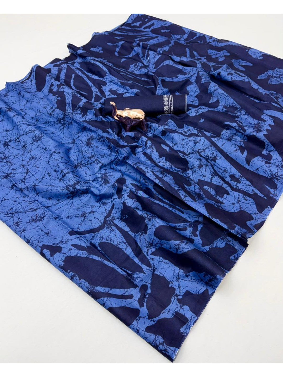 Timeless Blue Abstract Printed Mulmul Cotton Saree With Elegant Pattern Work - Image 2