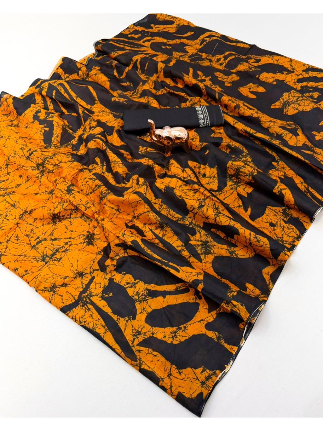 Timeless Orange Abstract Printed Mulmul Cotton Saree With Elegant Pattern Work - Image 3