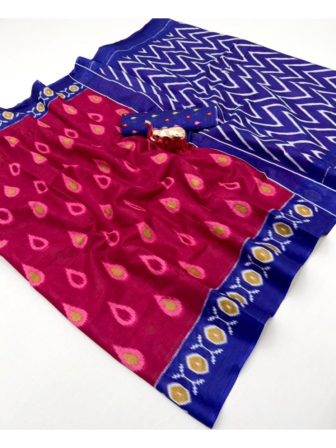 Trendy Pink Ikkat Print Mulmul Cotton Saree With Stylish Zig Zag Pattern Pallu - Image 3