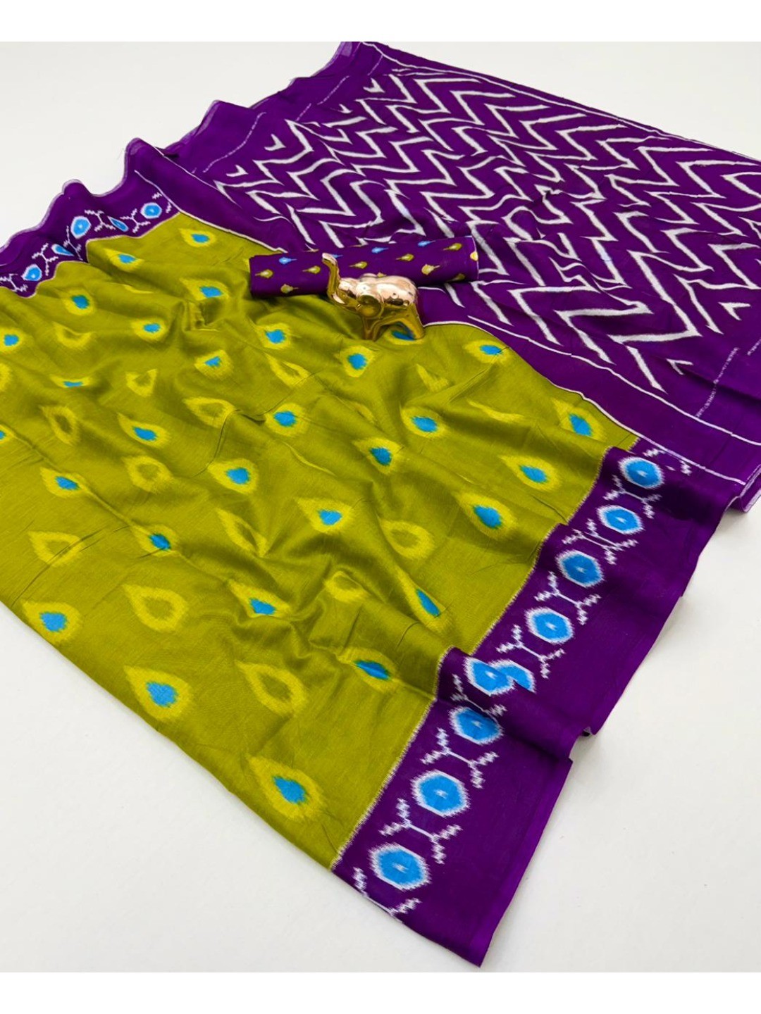 Trendy Green Ikkat Print Mulmul Cotton Saree With Stylish Zig Zag Pattern Pallu - Image 3