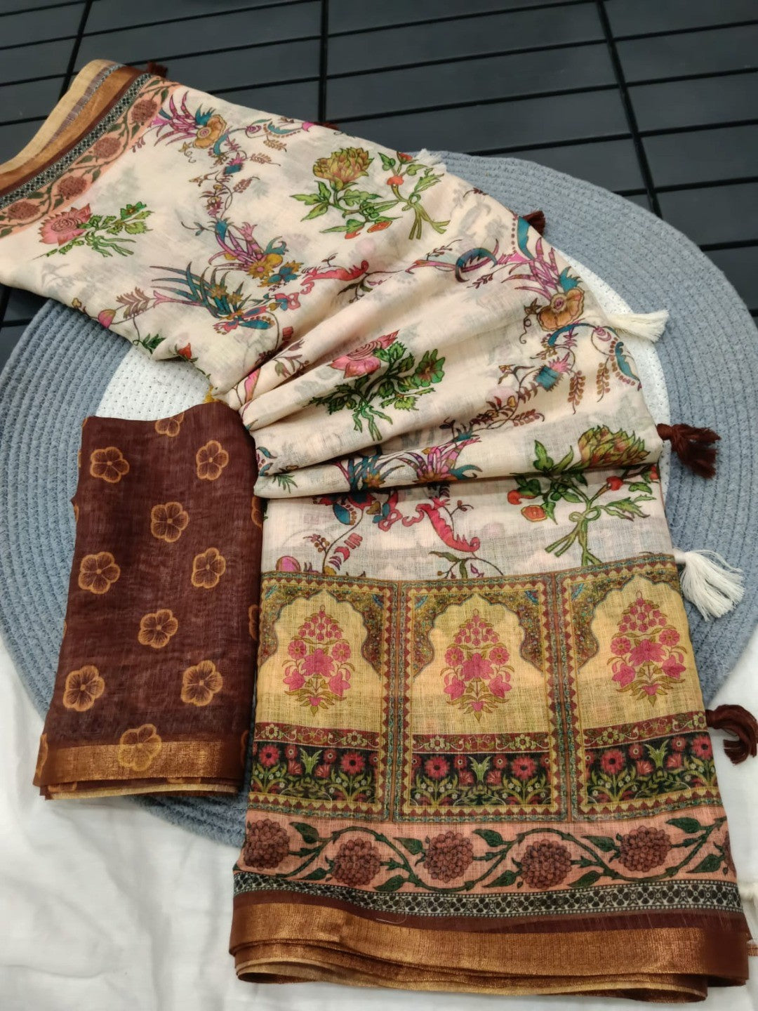 Cream Linen Floral Printed Saree with Brown Blouse for Stylish Ethnic Wear - Image 3