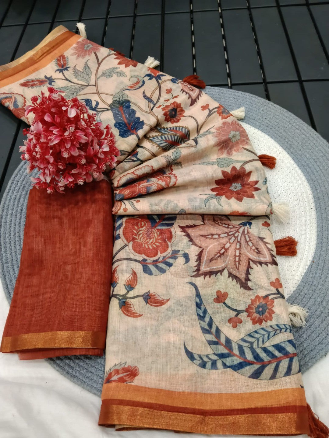 Elegant Beige Linen Floral Printed Saree with Contrast Border - Image 4
