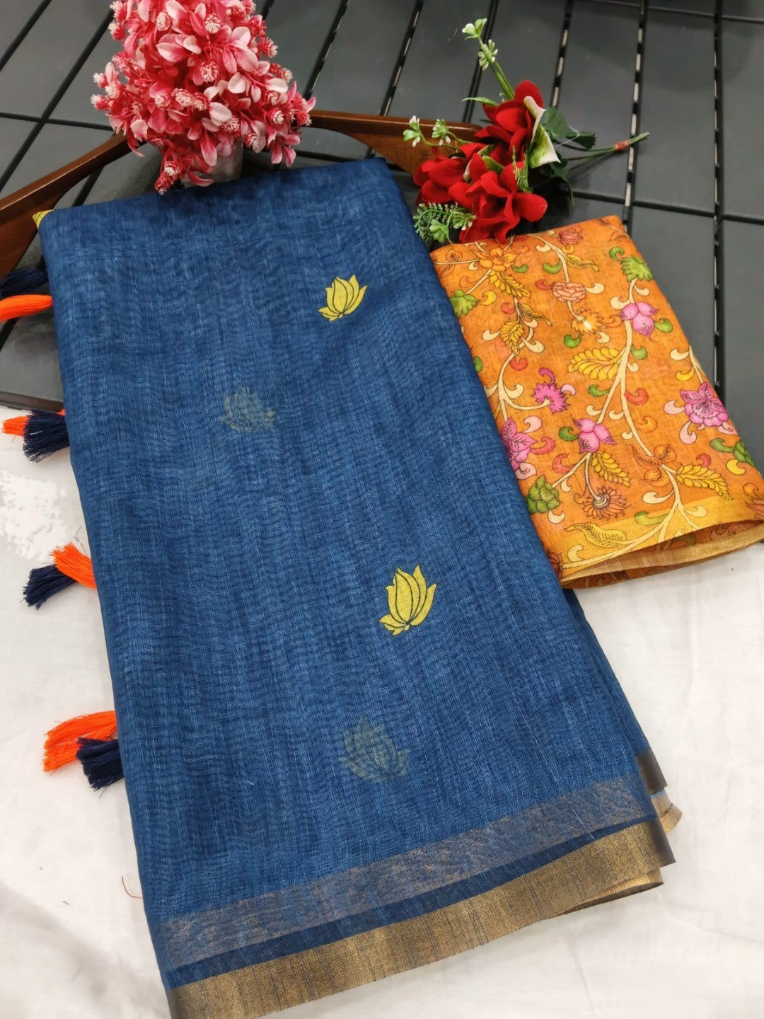 Stylish Blue Linen Saree with Elegant Floral Border Detailing - Image 5