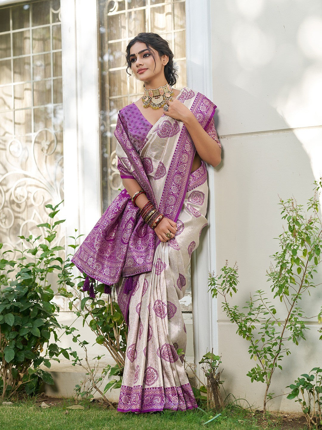 Graceful Cream & Purple Floral Weaving Silk Blend Saree Enhanced With Designer Tassel Pallu - Image 4