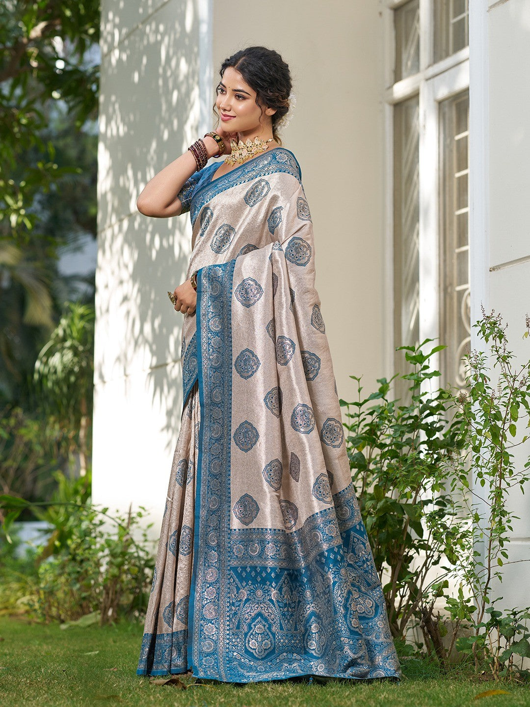 Graceful Cream & Blue Floral Weaving Silk Blend Saree Enhanced With Designer Tassel Pallu - Image 4