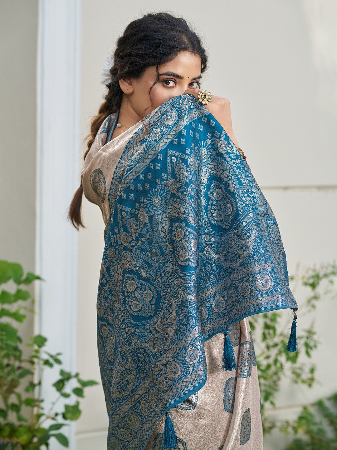 Graceful Cream & Blue Floral Weaving Silk Blend Saree Enhanced With Designer Tassel Pallu - Image 3