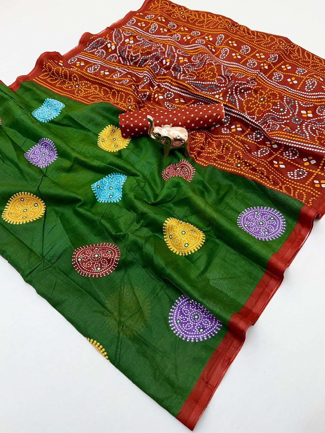 Elegant Green Geometric Printed Mulmul Cotton Saree With Bandhani Inspired Pallu Work - Image 2