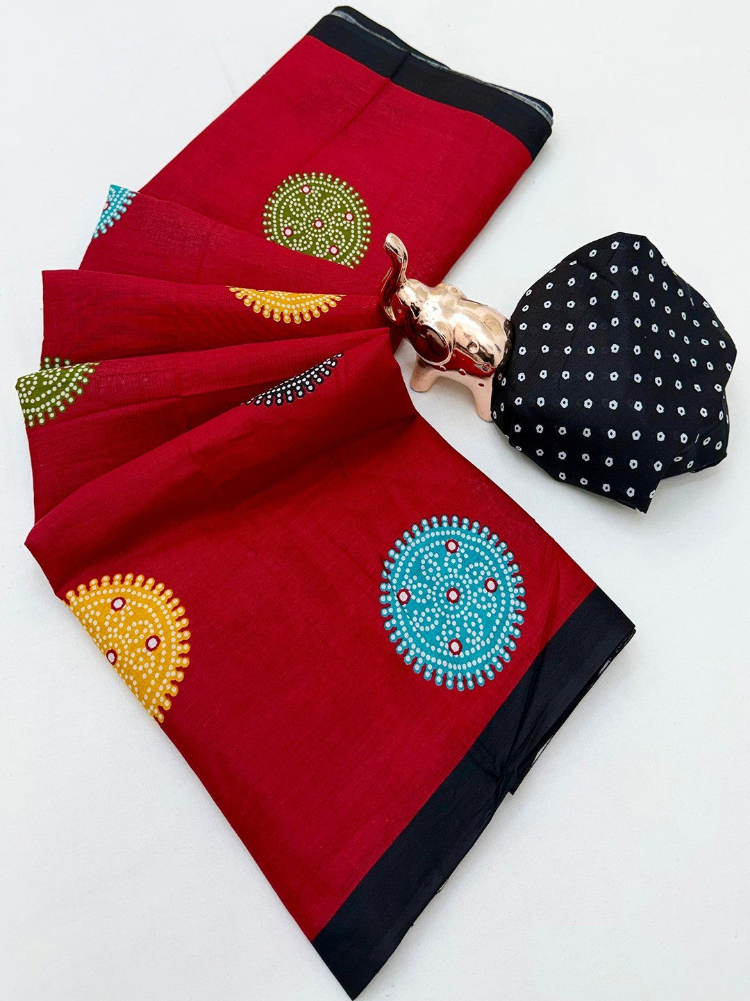 Elegant Red Geometric Printed Mulmul Cotton Saree With Bandhani Inspired Pallu Work - Image 3