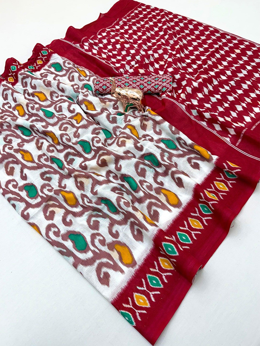Charming Red & White Ikkat Printed Mulmul Cotton Saree With Subtle Work - Image 3