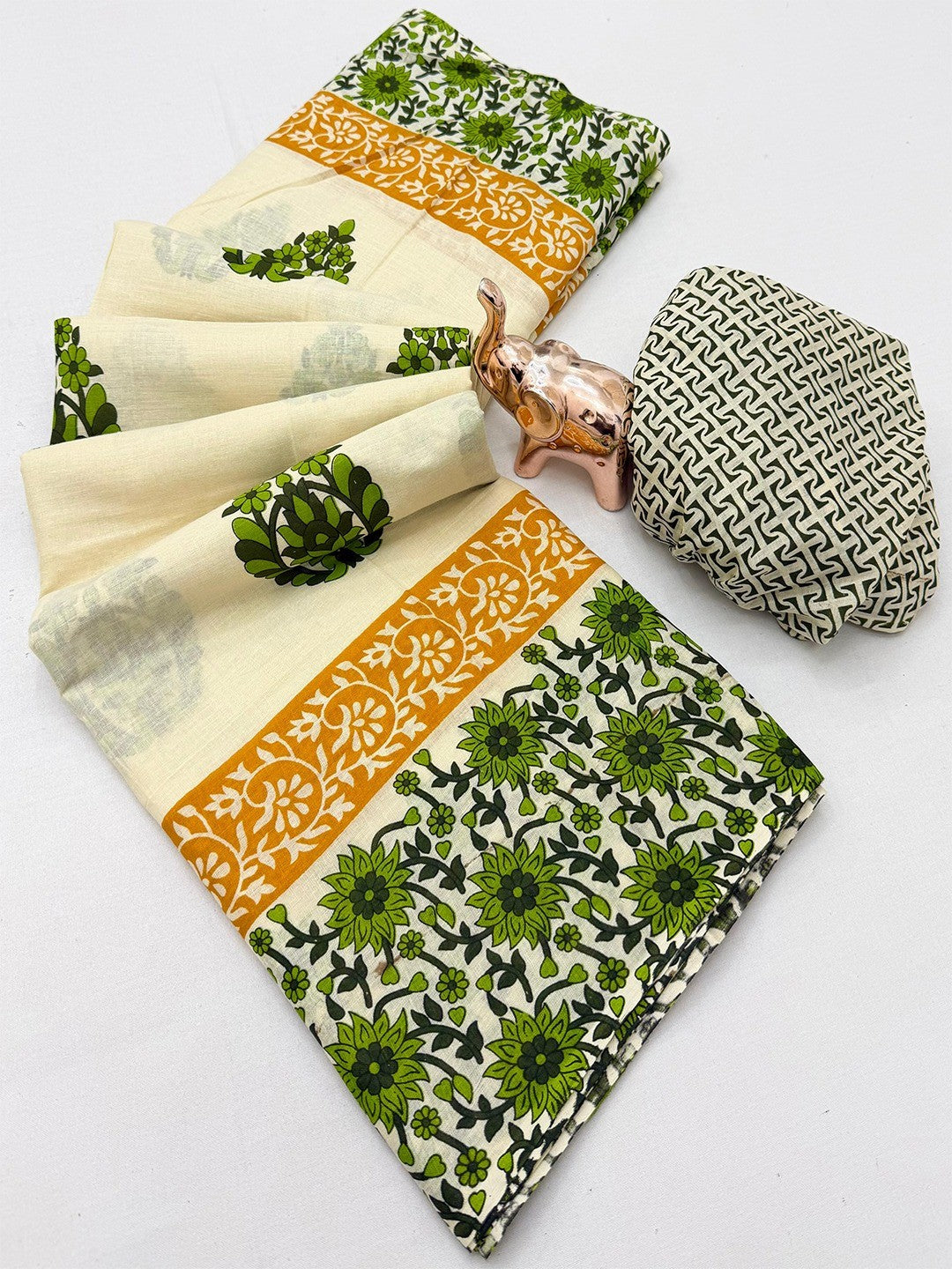 Stylish Cream & Green Floral Print Mulmul Cotton Saree With Delicate Work - Image 3