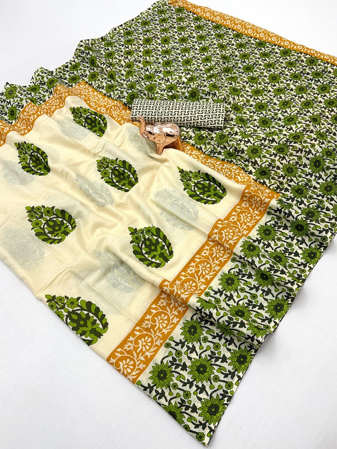 Stylish Cream & Green Floral Print Mulmul Cotton Saree With Delicate Work - Image 4