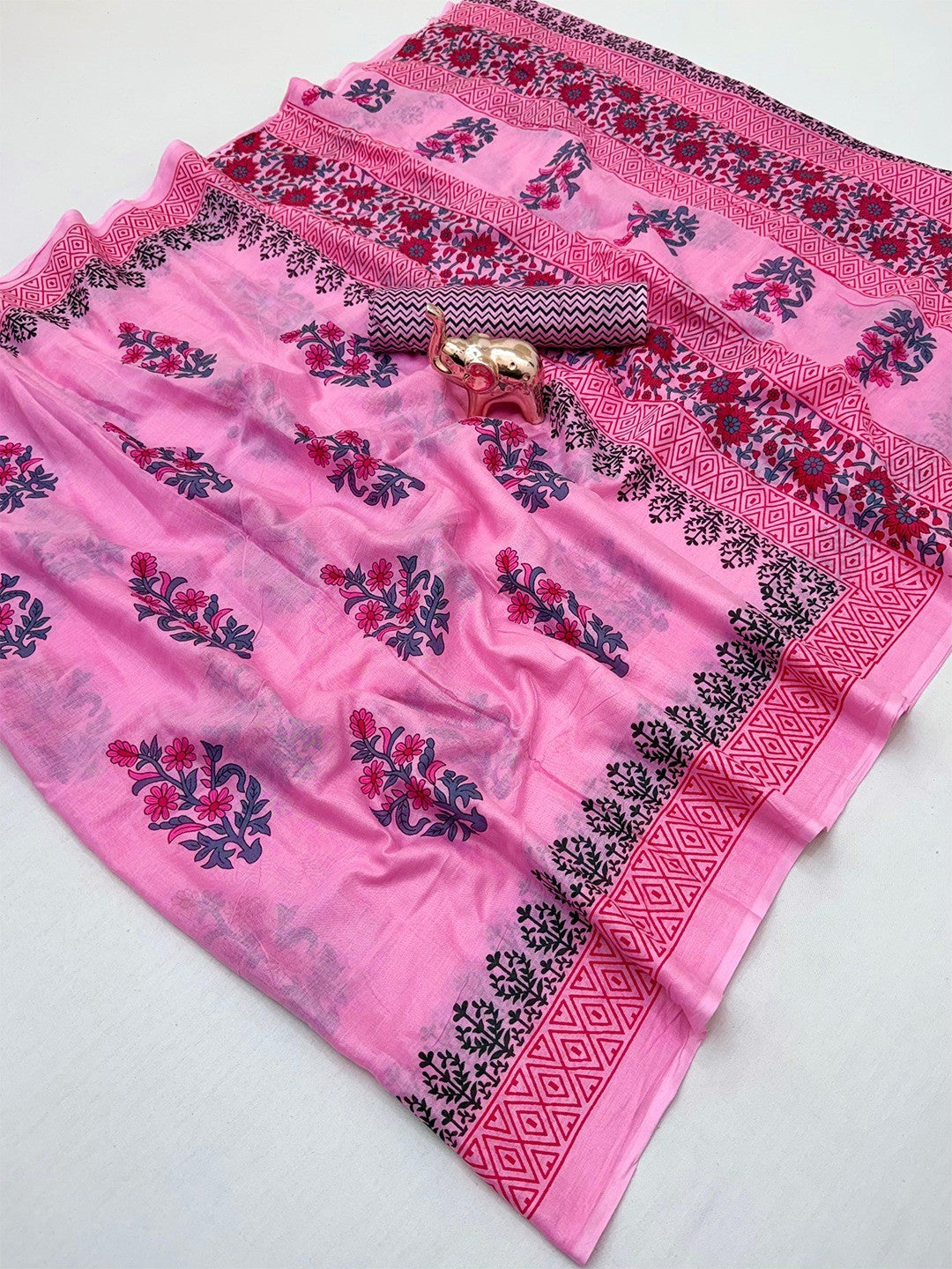 Trendy Pink Floral Print Mulmul Cotton Saree With Unique Work - Image 2