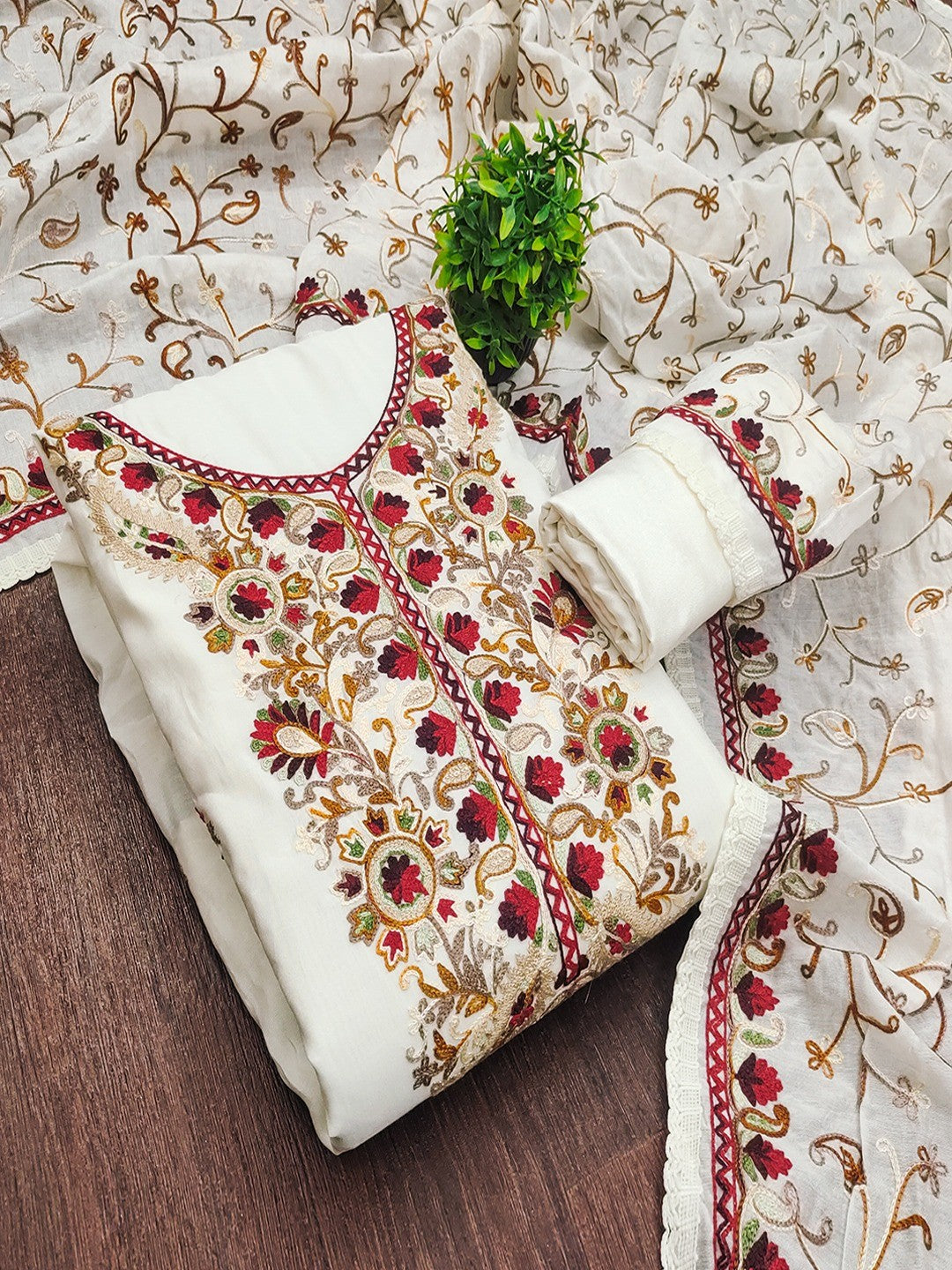 Ethnic Offwhite Roman Art Silk Dress Material Highlighted With Floral & Paisley Thread Embroidery - Image 4