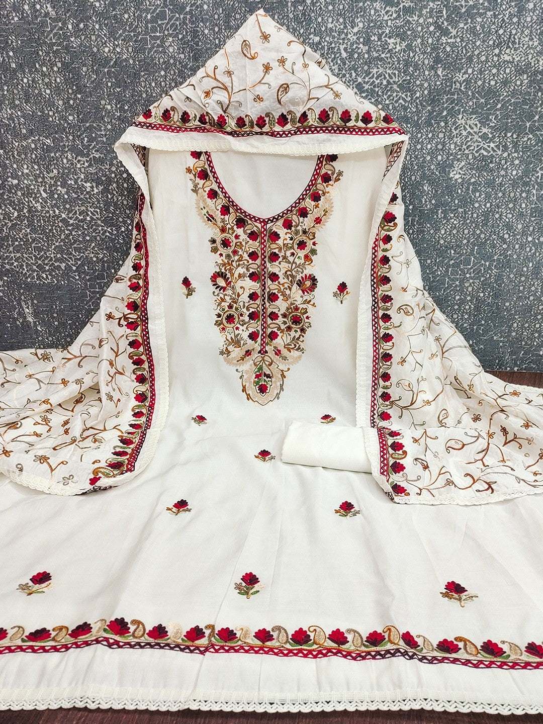 Ethnic Offwhite Roman Art Silk Dress Material Highlighted With Floral & Paisley Thread Embroidery - Image 5
