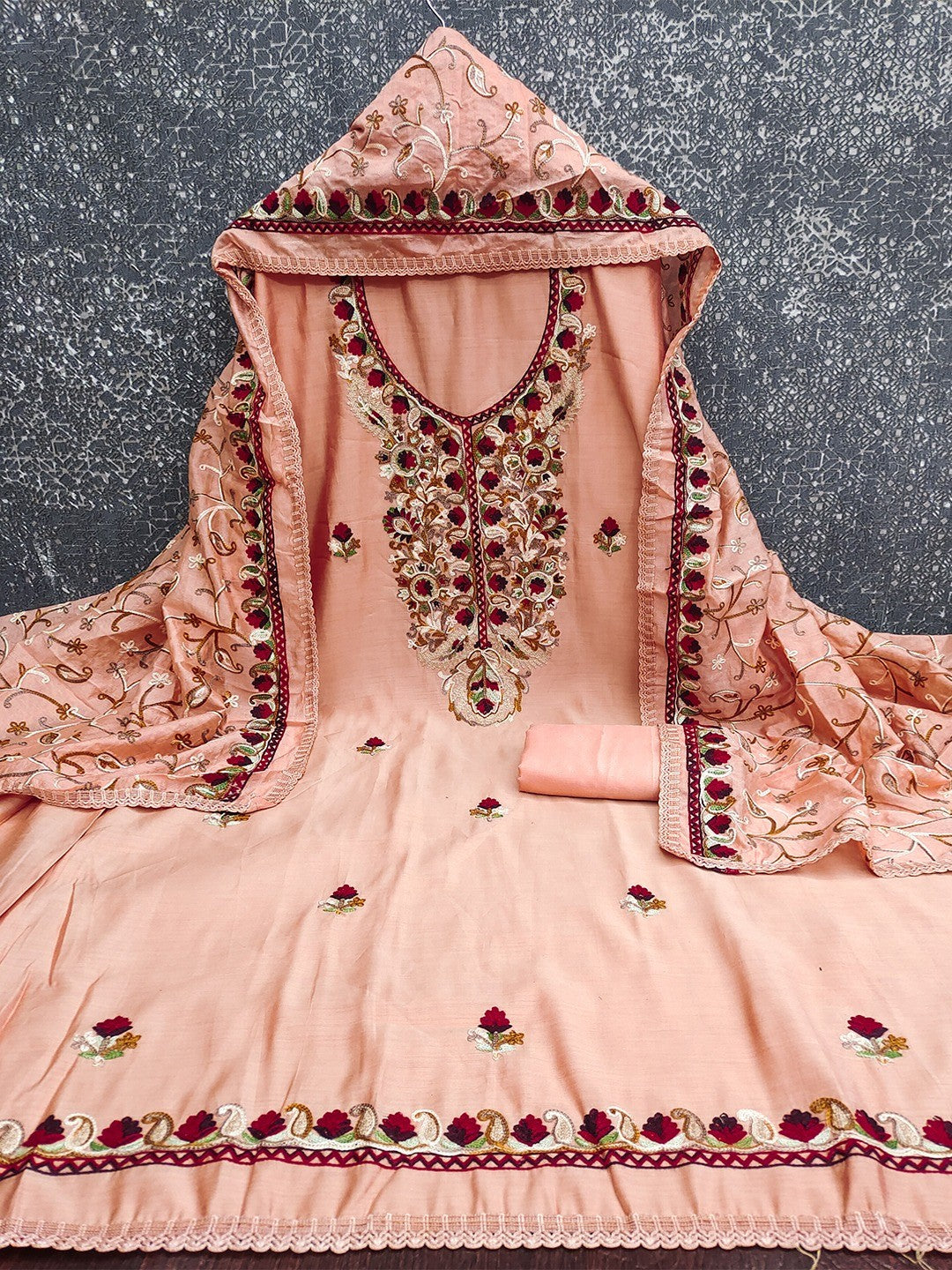 Ethnic Peach Roman Art Silk Dress Material Highlighted With Floral & Paisley Thread Embroidery - Image 5