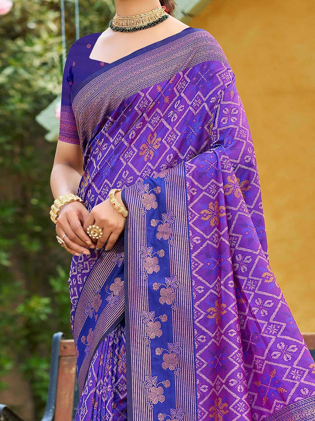 Ethnic Violet Floral & Geometric Zari Weaving Silk Blend Saree With Tassels Pallu - Image 3