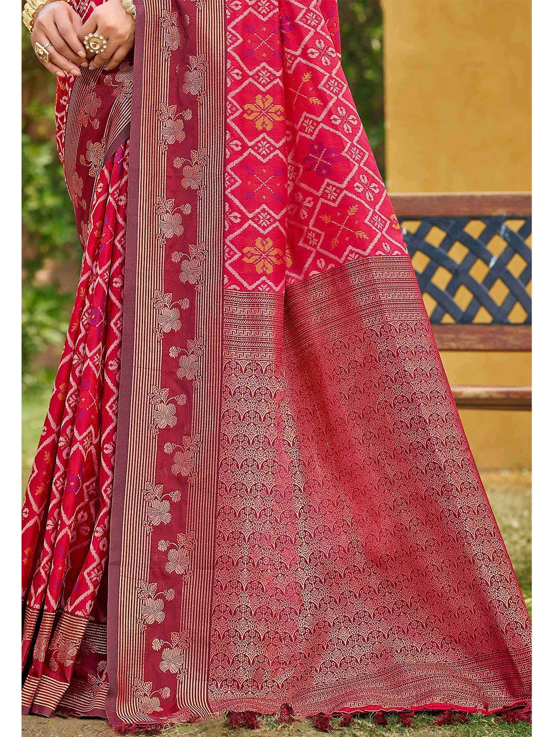 Ethnic Pink Floral & Geometric Zari Weaving Silk Blend Saree With Tassels Pallu - Image 2