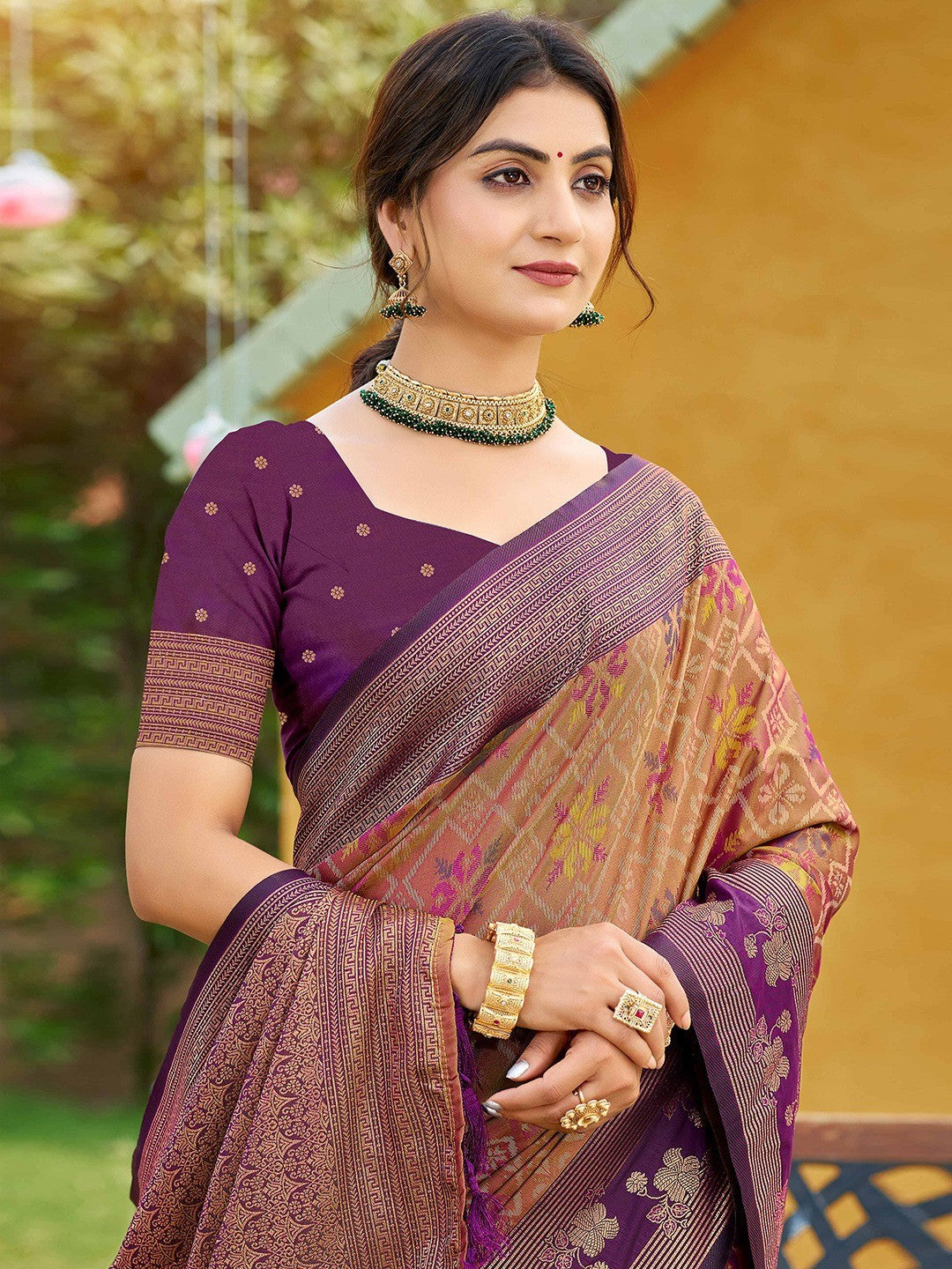 Ethnic Mustard Floral & Geometric Zari Weaving Silk Blend Saree With Tassels Pallu - Image 4