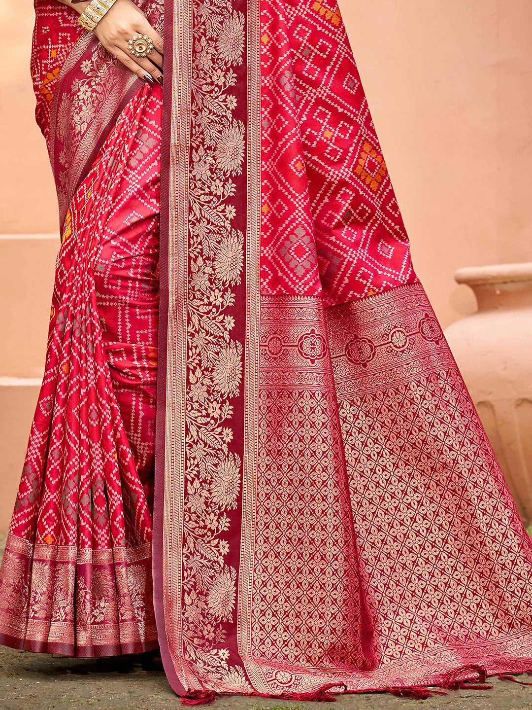 Timeless Pink Geometric & Floral Design Weaving Silk Blend Saree With Stylish Tassels Pallu - Image 4