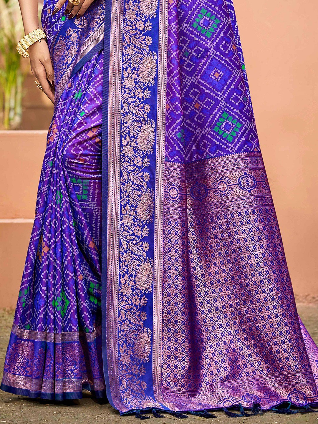 Timeless Violet Geometric & Floral Design Weaving Silk Blend Saree With Stylish Tassels Pallu - Image 2