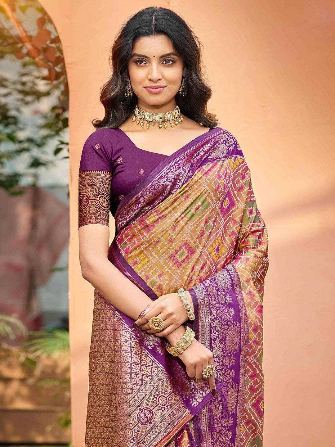 Timeless Dark Mustard Geometric & Floral Design Weaving Silk Blend Saree With Stylish Tassels Pallu - Image 3