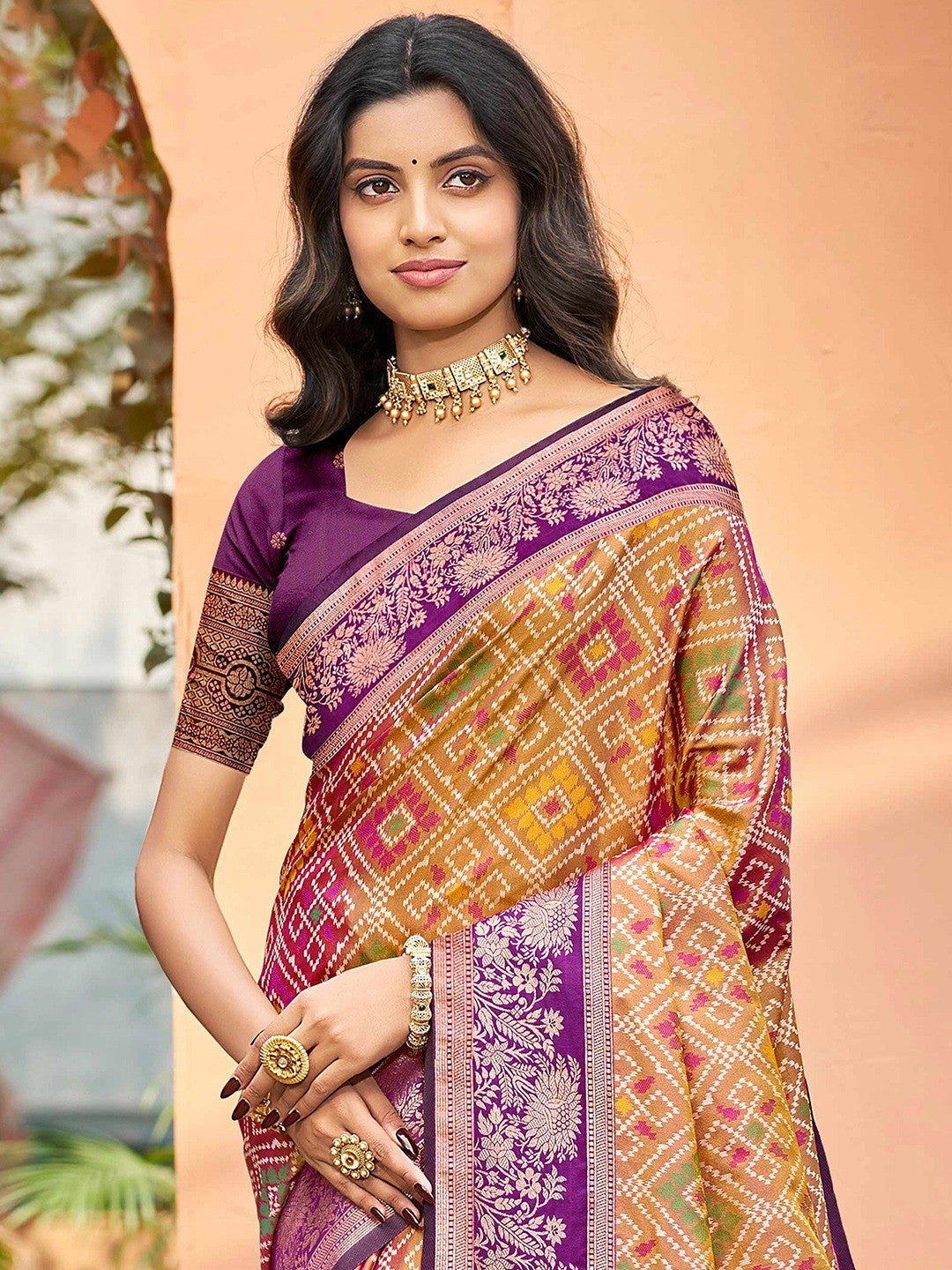 Timeless Dark Mustard Geometric & Floral Design Weaving Silk Blend Saree With Stylish Tassels Pallu - Image 2