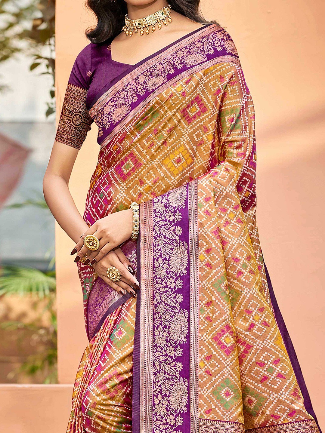 Timeless Dark Mustard Geometric & Floral Design Weaving Silk Blend Saree With Stylish Tassels Pallu - Image 5