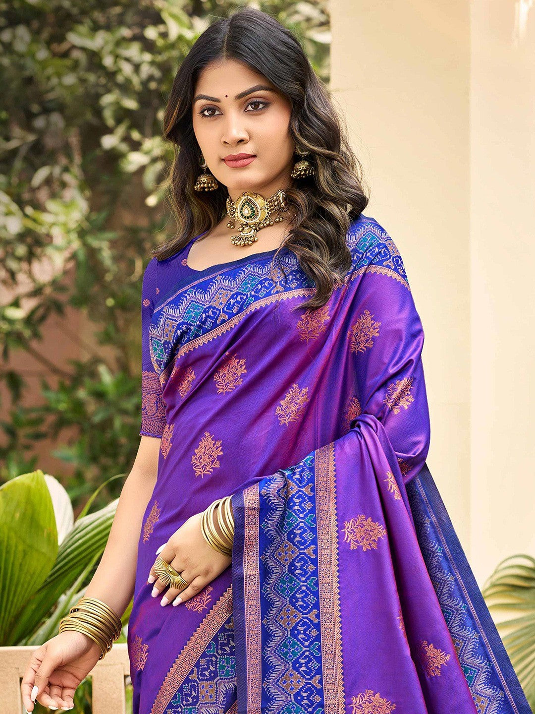 Classic Violet Floral Zari Weaving Silk Blend Saree With Fine Weaving Detailing - Image 5