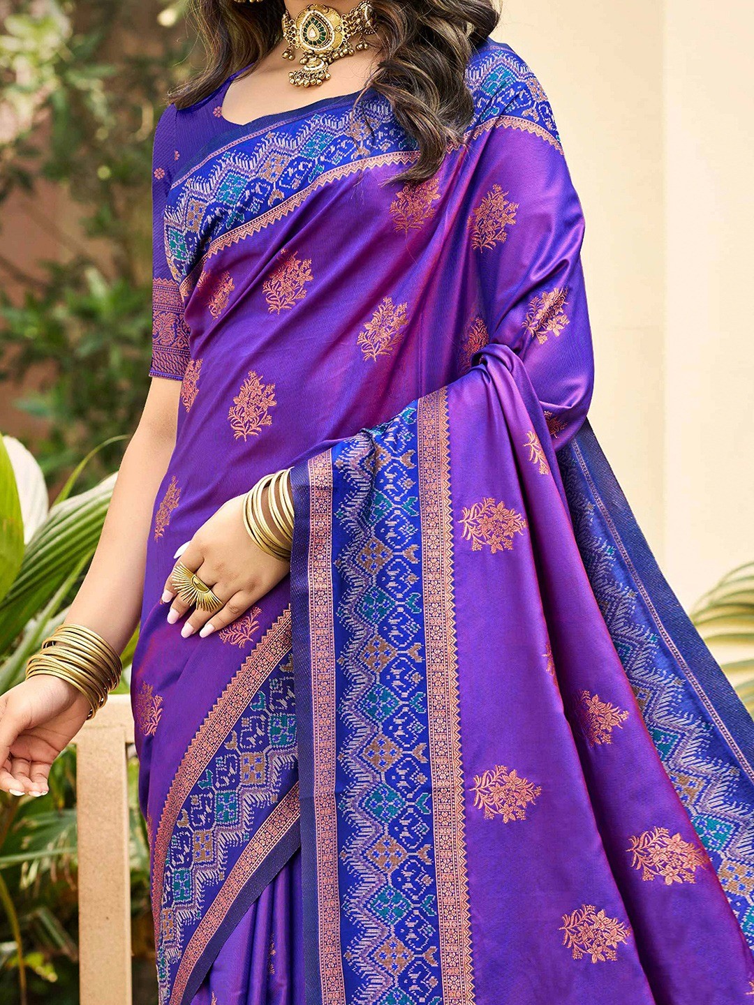 Classic Violet Floral Zari Weaving Silk Blend Saree With Fine Weaving Detailing - Image 2