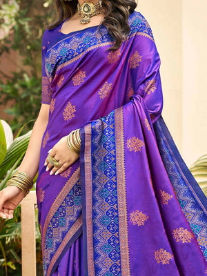 Classic Violet Floral Zari Weaving Silk Blend Saree With Fine Weaving Detailing - Image 2