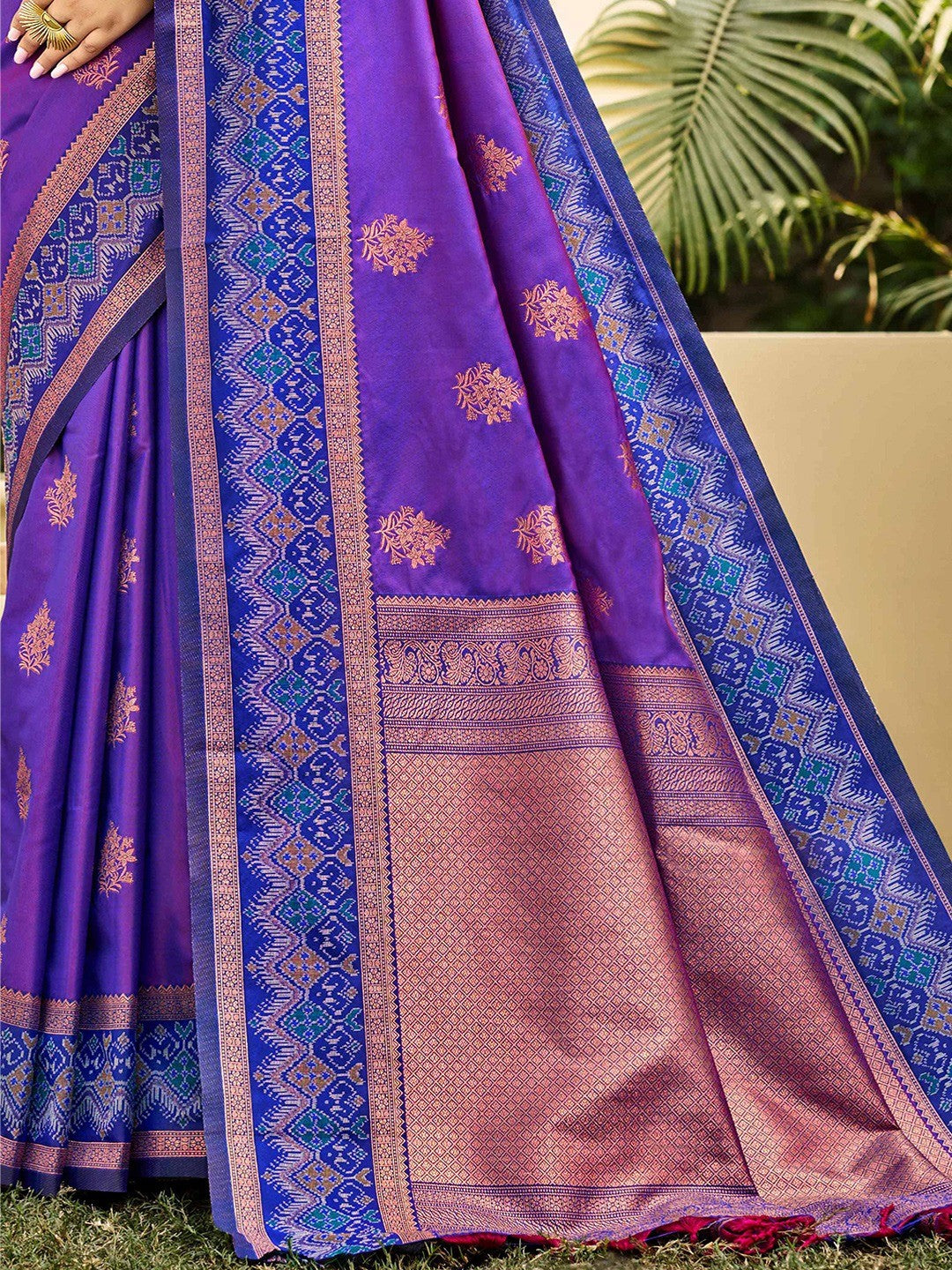 Classic Violet Floral Zari Weaving Silk Blend Saree With Fine Weaving Detailing - Image 4