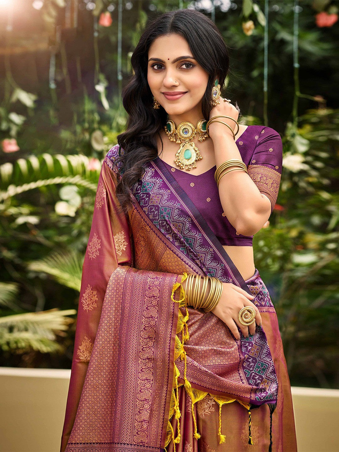 Classic Wine Floral Zari Weaving Silk Blend Saree With Fine Weaving Detailing - Image 4