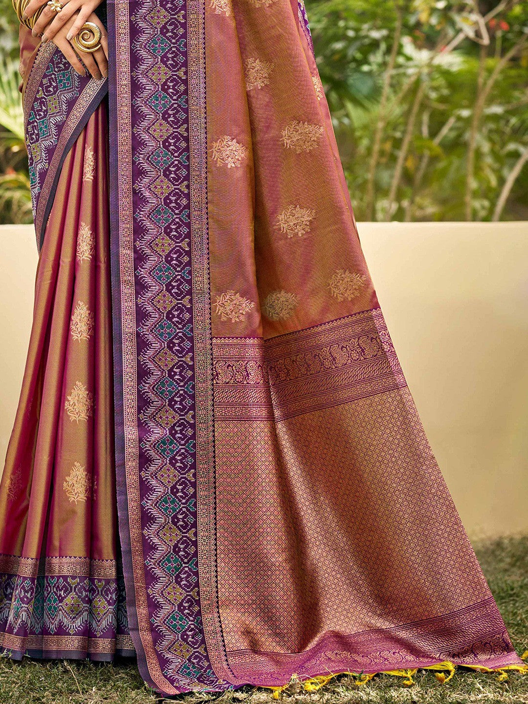 Classic Wine Floral Zari Weaving Silk Blend Saree With Fine Weaving Detailing - Image 2