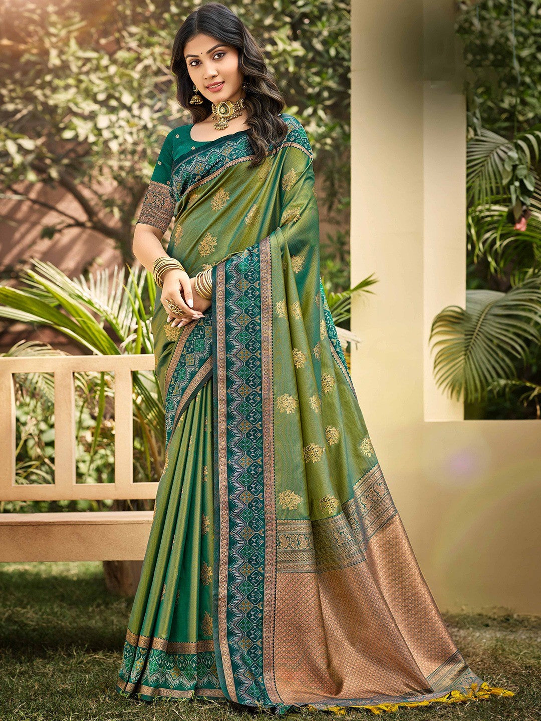 Classic Green Floral Zari Weaving Silk Blend Saree With Fine Weaving Detailing - Image 1