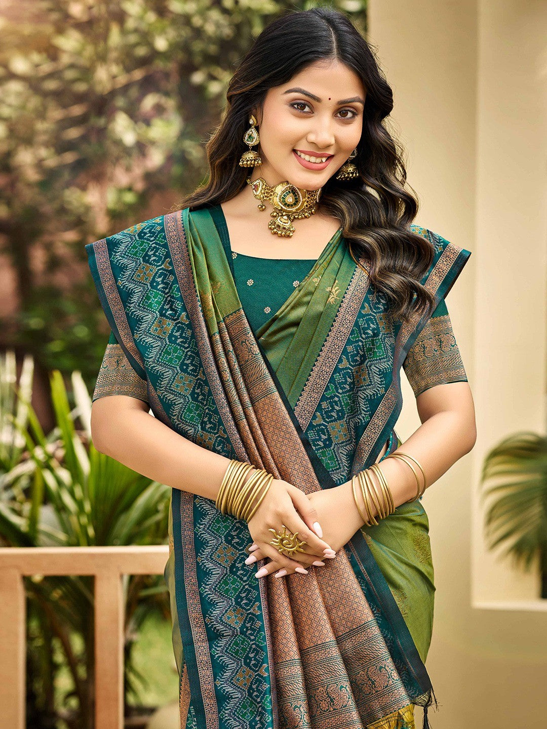 Classic Green Floral Zari Weaving Silk Blend Saree With Fine Weaving Detailing - Image 4