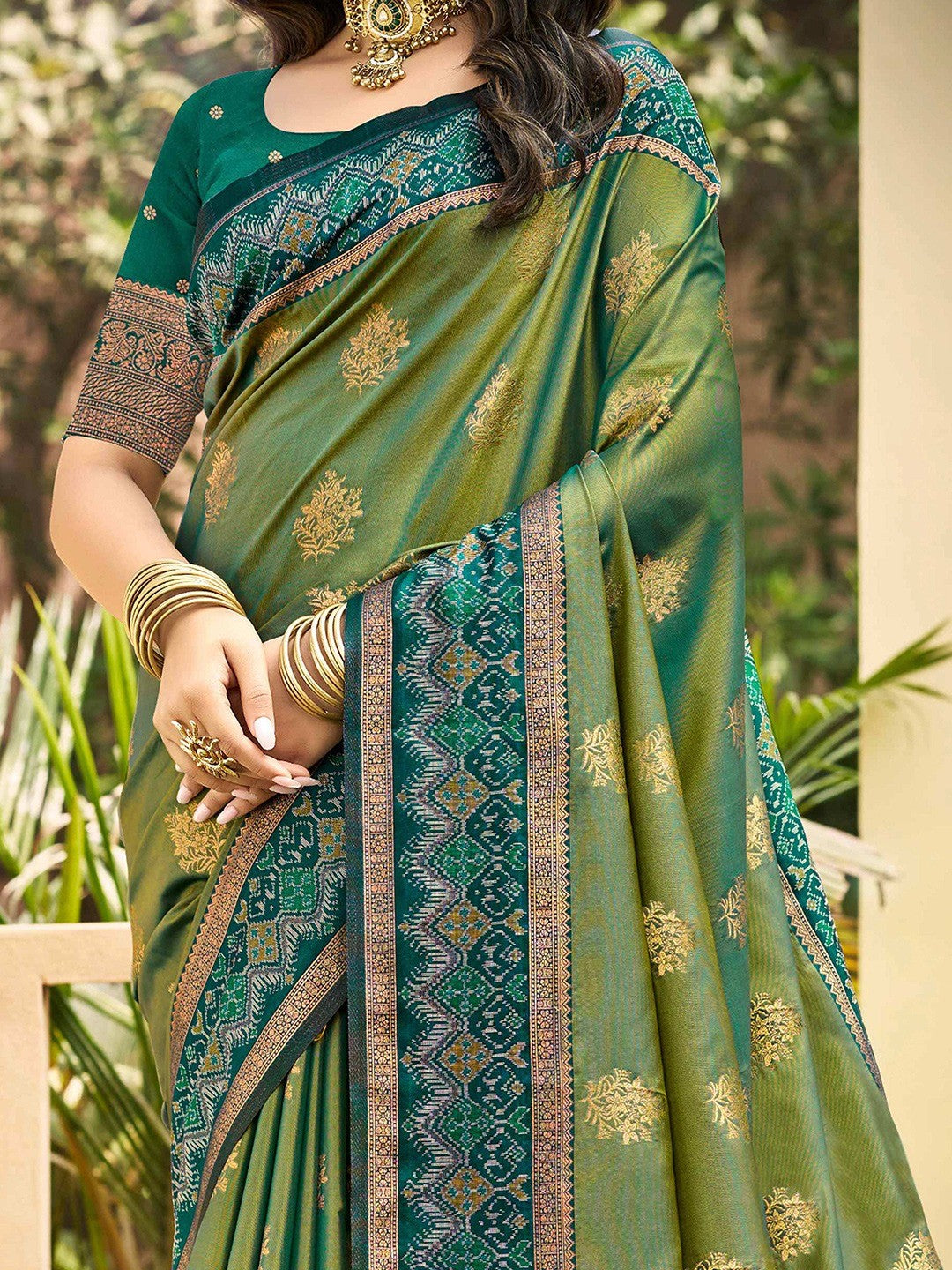 Classic Green Floral Zari Weaving Silk Blend Saree With Fine Weaving Detailing - Image 5