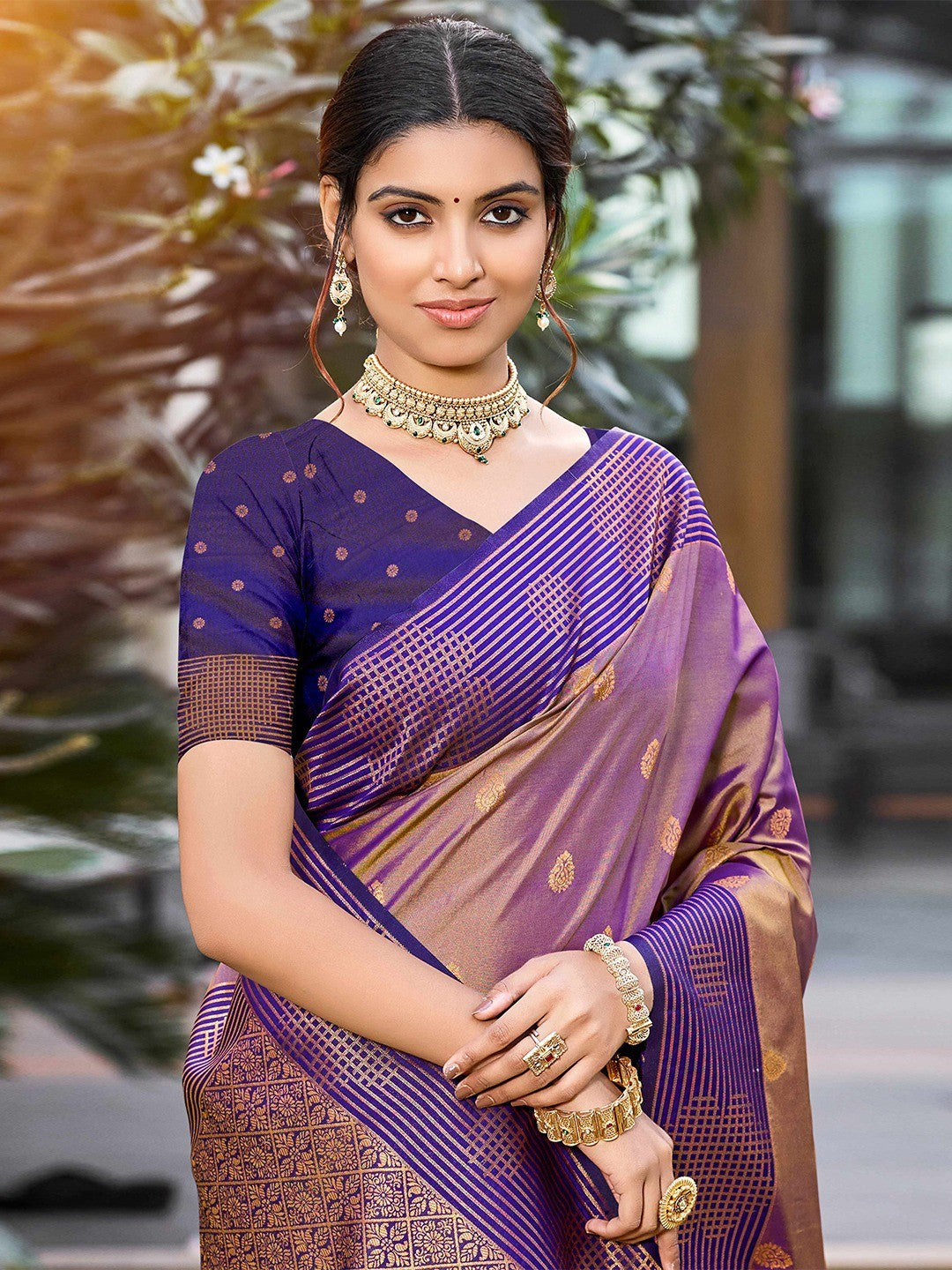 Graceful Violet Zari Woven Silk Blend Saree With Floral Motif Detailing & Elegant Tassels Pallu - Image 5