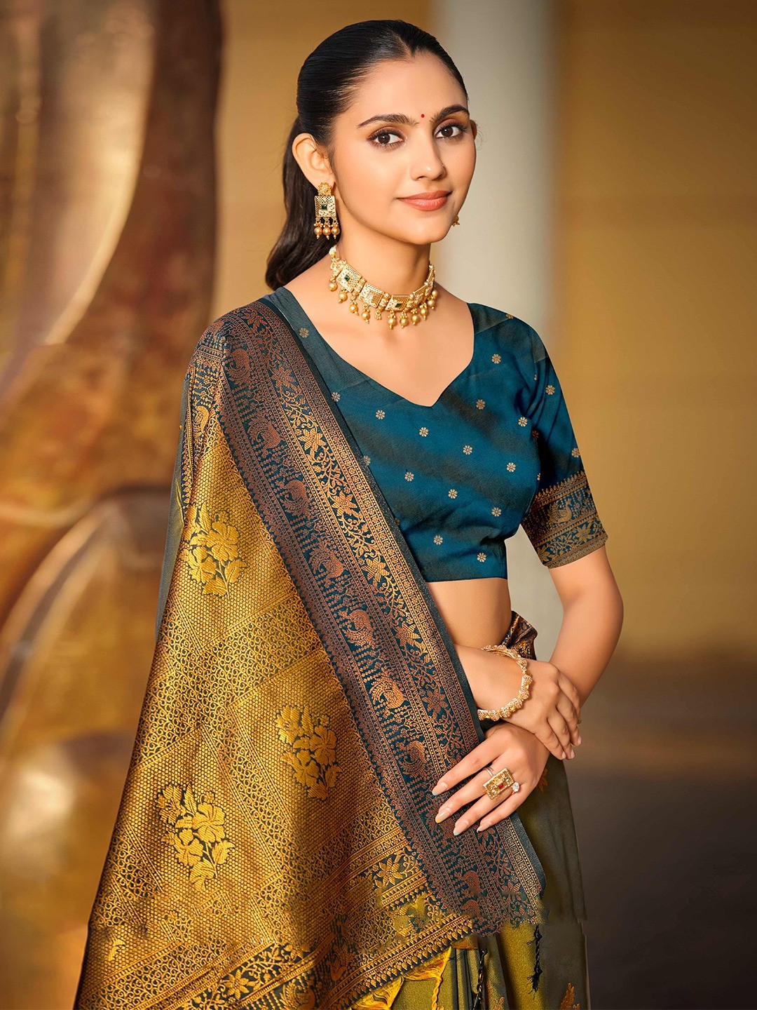 Classic Mehendi Green Peacock & Floral Motif Zari Woven Silk Blend Saree With Decorative Tassel Pallu - Image 4