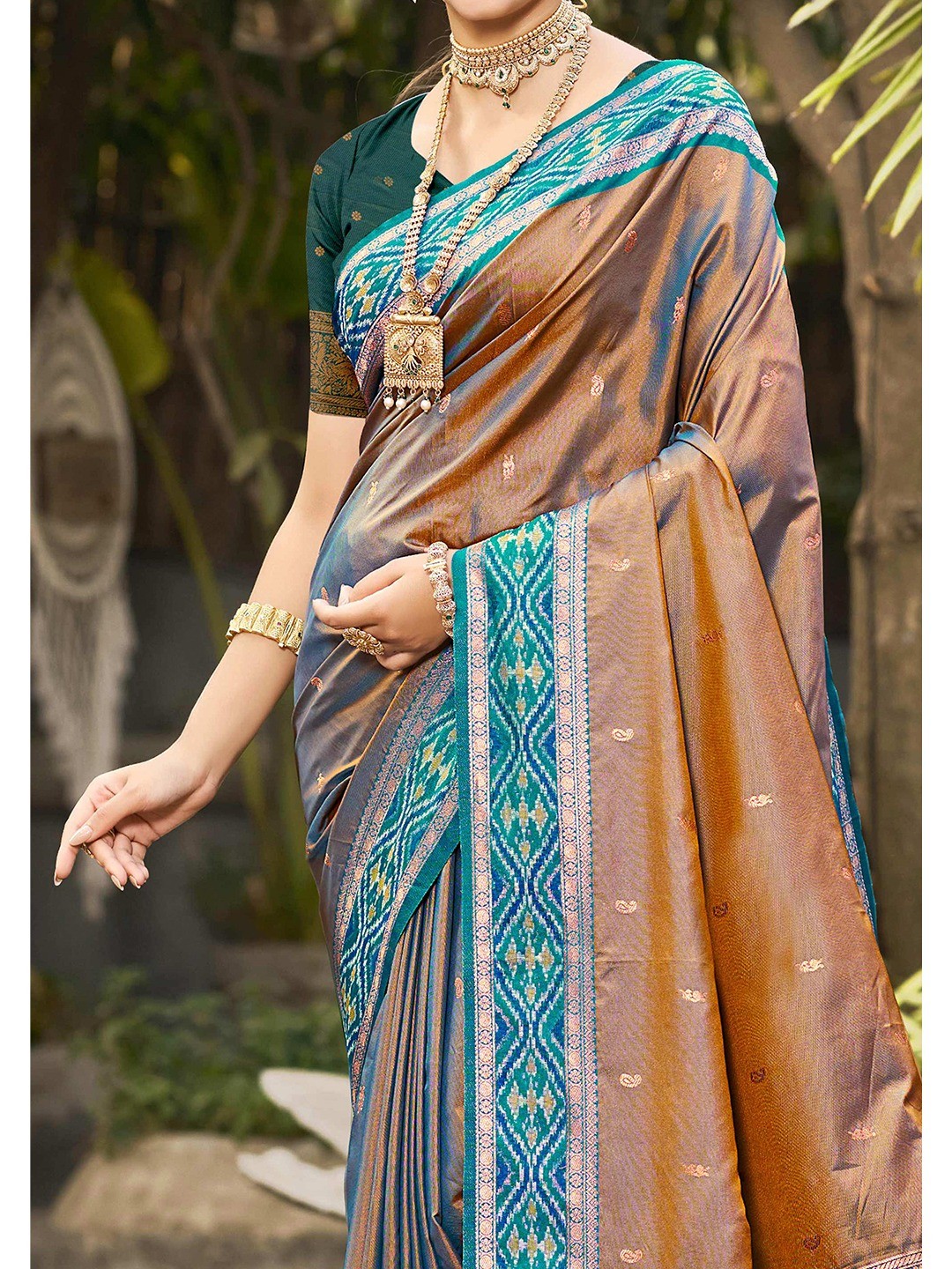 Graceful Brown Paisley & Floral Design Zari Work Silk Blend Saree With Attractive Tassels Pallu - Image 3