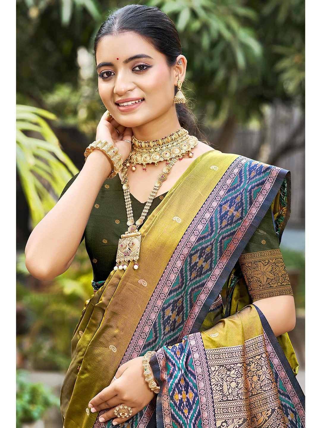Graceful Mehendi Green Paisley & Floral Design Zari Work Silk Blend Saree With Attractive Tassels Pallu - Image 4