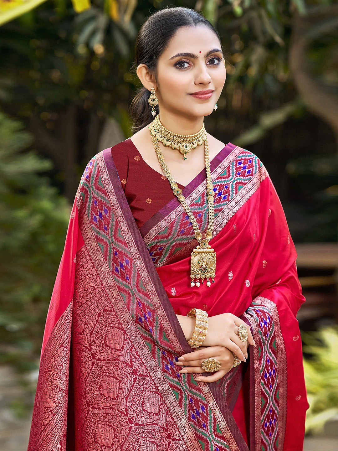 Graceful Pink Paisley & Floral Design Zari Work Silk Blend Saree With Attractive Tassels Pallu - Image 4