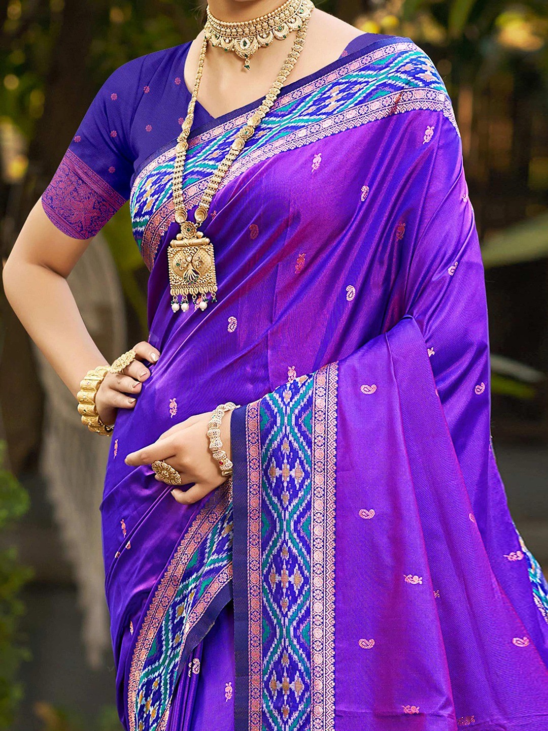Graceful Violet Paisley & Floral Design Zari Work Silk Blend Saree With Attractive Tassels Pallu - Image 5