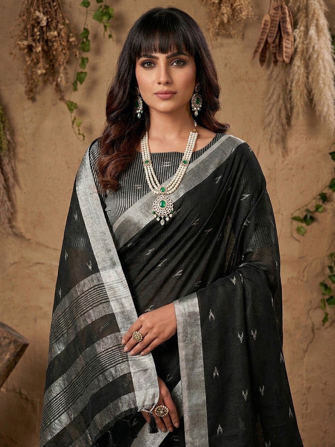 Elegant Black Linen Saree with Silver Border Lightweight Festive Ethnic Wear - Image 2