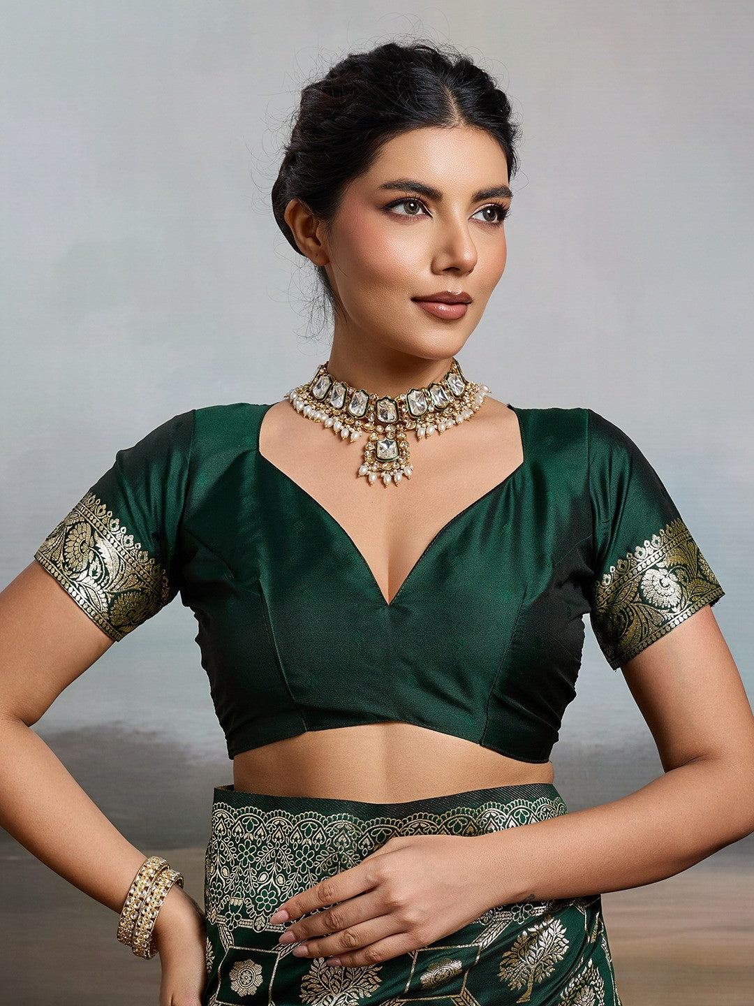 Graceful Green Floral & Elephant Motif Silk Blend Saree With Zari Weaving & Tassels Pallu - Image 5