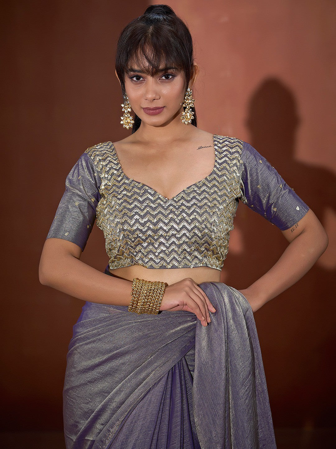 Trendy Greyish Purple Solid Art Silk Saree With Stylish Belt & Tassel Pallu Detailing - Image 2