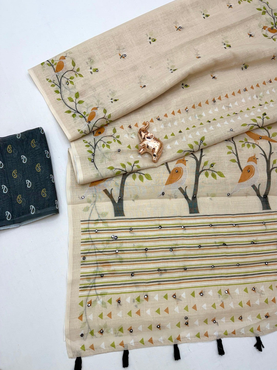 Stylish Cream Linen Saree with Multicolor Printed Motifs Minimal Elegant Look - Image 3